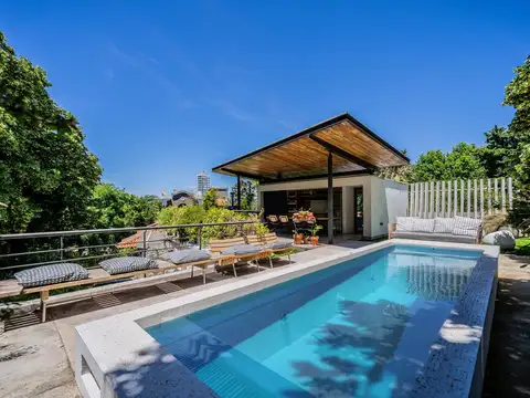 Casa Racionalista en venta en Acassuso. 5 Dormitorios. Quincho. Pileta. Cochera cubierta.