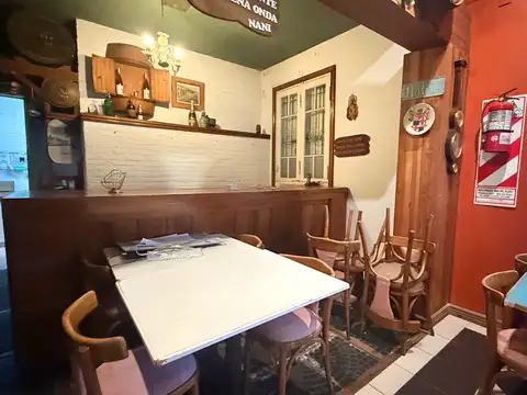 Inmueble en block (Local comercial, 2 ambientes con terraza propia y cocheras)