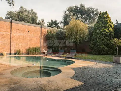 Casa con parque y piscina Lanús Oeste