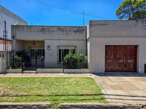 VENTA CASA 4 AMBIENTES CON TERRAZA JARDIN COCHERA