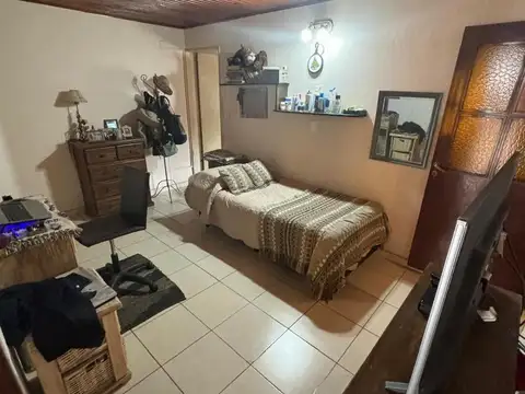 Casa 2 Dormitorios con Patio y Cochera
