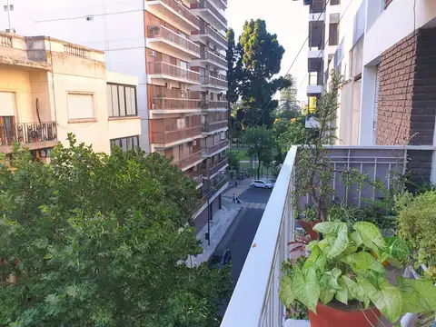  A MTS PARQUE RIVADAVIA, 3 AMB C/BALCÓN A LA CALLE, DEPEND DE SERVICIO,BAULERA y ESP GUARDACOCHE