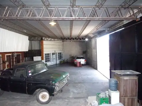 GALPÓN EN ALQUILER SOBRE BV OROÑO Y AV URIBURU