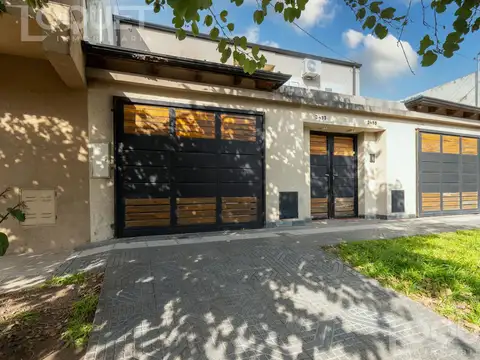 Casa de 2 dormitorios, patio verde y cochera