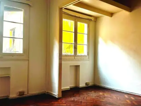 VENTA. DEPARTAMENTO AMBIENTE Y MEDIO EN BALVANERA - ALSINA AL 1900. OPORTUNIDAD!