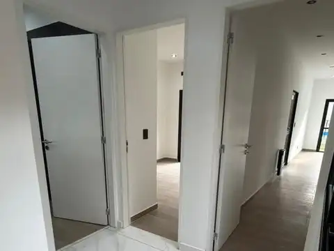 Casa 4 ambientes con 2 baños