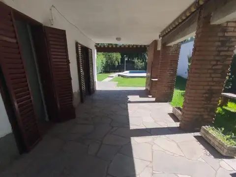 Casa en Alquiler con 2 cocheras