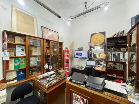 Local Comercial en Venta en San Nicolás | Microcentro Porteño con Sótano y Baño Privado.-