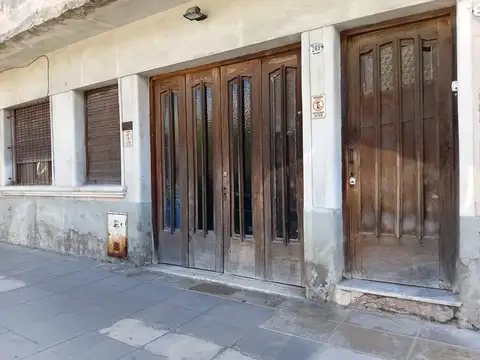 CASA CON GARAGE PARA DOS FAMILIAS A REFACCIONAR