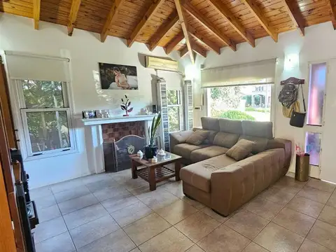 Casa 5 ambientes con 2 baños