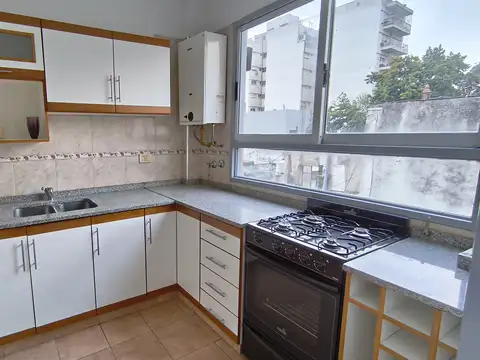 2 amb c/balcón cocina separada, baño completo