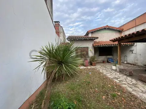 CASA EN VENTA 3 AMBIENTES CON JARDIN EN LANÚS ESTE SOBRE LOTE 416 M2 APTO CRÉDITO