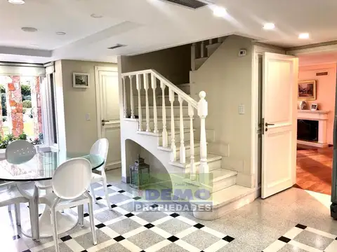Casa 7 ambientes con 4 baños