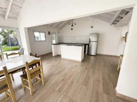 Casa 4 ambientes con 2 baños