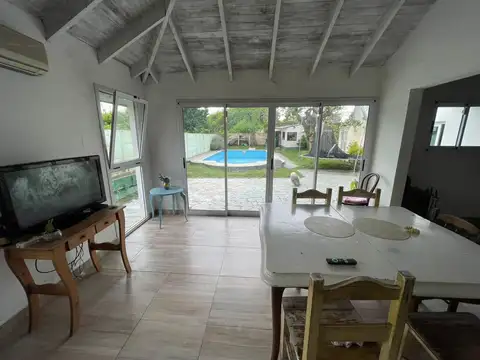 Casa 4 ambientes con 2 baños