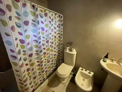 Casa 4 ambientes con 2 baños