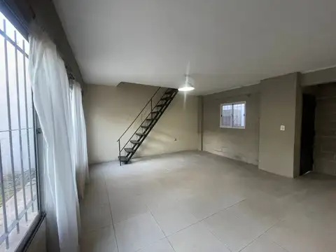 Casa en Dos Plantas con Cochera y Fondo