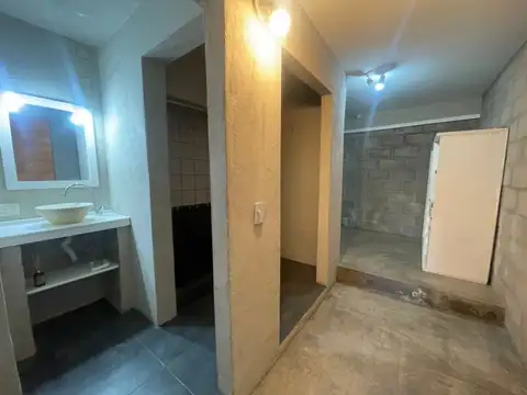 Casa en Dos Plantas con Cochera y Fondo