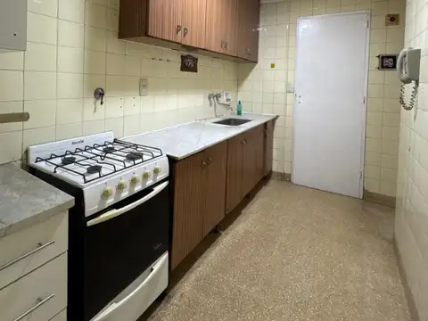 Departamento de 2 ambientes en inmejorable ubicación. PB lateral con patio.