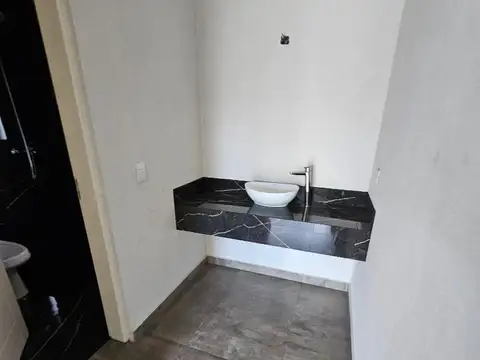 Casa en Alquiler con 3 cocheras