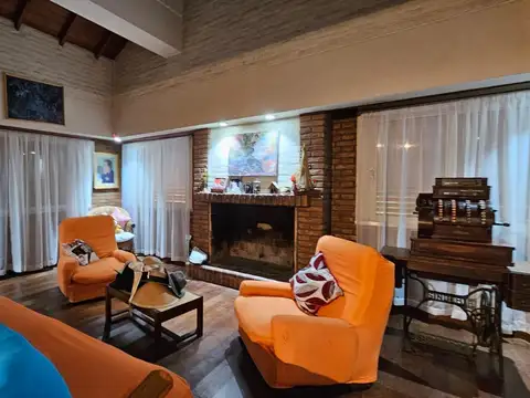 EXCELENTE CASA SOBRE LOTE DE 1154 M2 EN ADROGUÉ