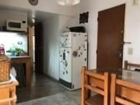 3 ambientes c/ dependencia al frente con balcón corrido