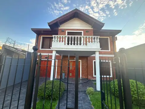 Chalet en Venta de 4 Ambientes con Galería y Piscina en Quilmes