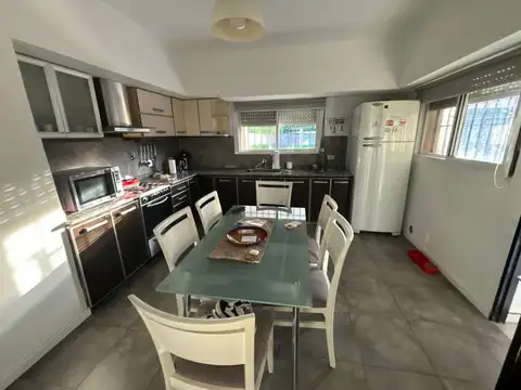 Casa 4 ambientes con 2 baños