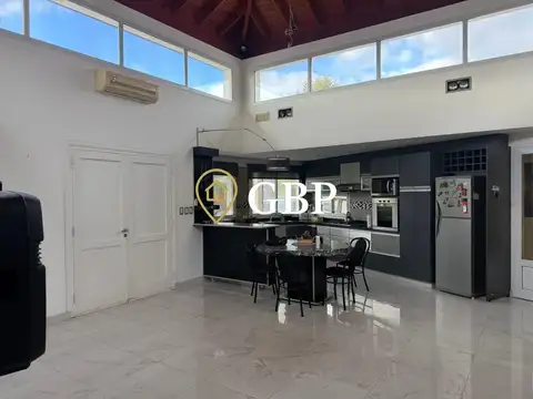 Casa 4 ambientes con 3 baños