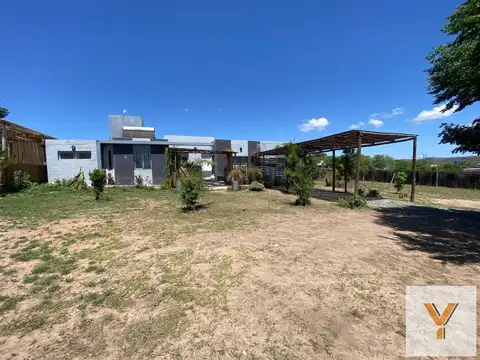 Casa en venta - 5 Dormitorios 3 Baños - Villa Giardino