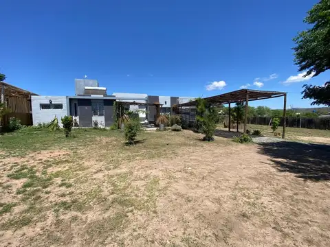 Casa en venta - 5 Dormitorios 3 Baños - Villa Giardino