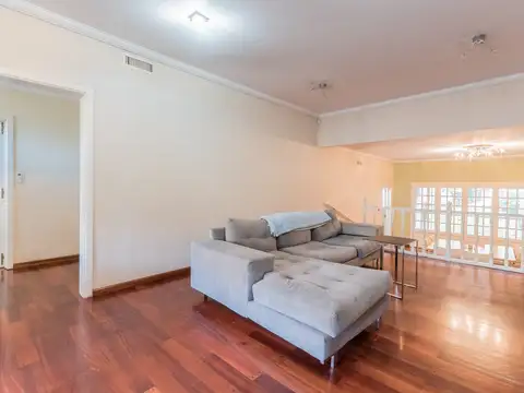 Casa 6 ambientes con 2 baños