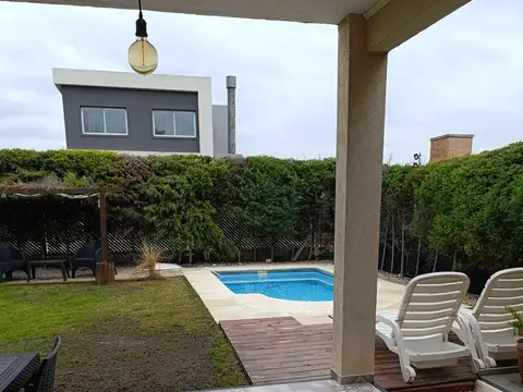 CASA EN DOS PLANTAS BARRIO LAGUNA AZUL