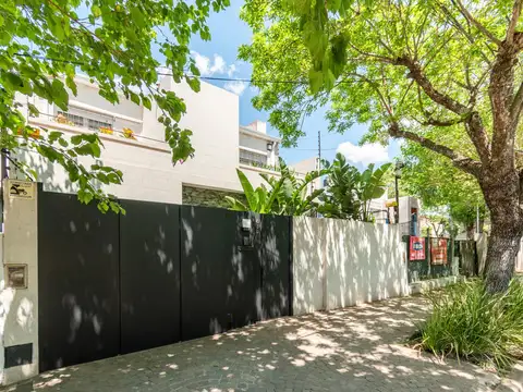Impecable casa a la venta con jardín y piscina ubicada en Acassuso.