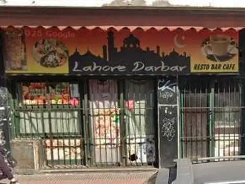 El  local 200m2  PB, barrio  Flores , a la calle a pasos de Av Rivadavia . Zona Comercial