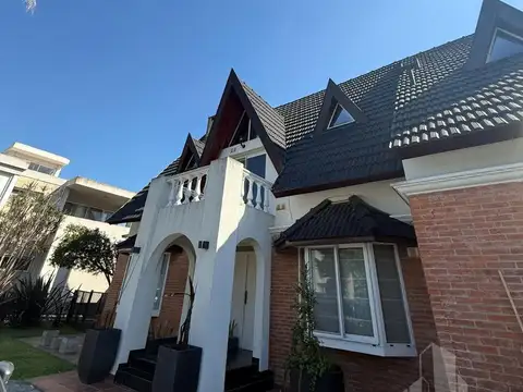 Casa 4 ambientes desarrollada en dos plantas con pileta en venta - Barrio Privado Los Ombúes