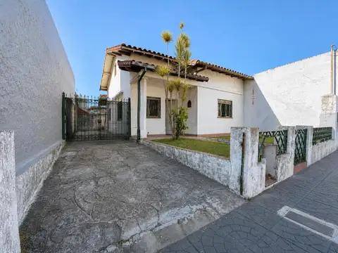 Chalet de 4 ambientes con patio y cochera pasante