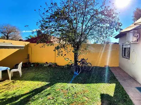 CASA 4 ambientes en venta con JARDIN y PILETA