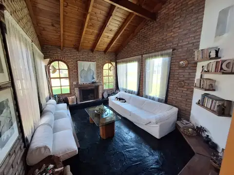 Casa 4 ambientes con 2 baños