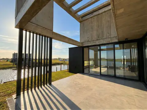 Casa al lago con cuatro dormitorios en suite en la planta alta
