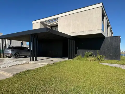 Espectacular casa al lago con cuatro dormitorios en suite en la planta alta