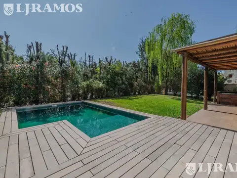 Casa en Alquiler con 4 cocheras