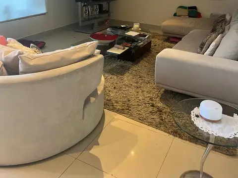 Casa en Alquiler con 2 cocheras