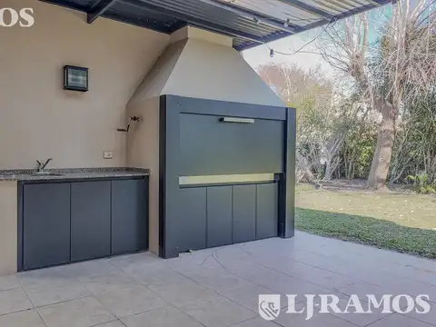 Casa 8 ambientes con 5 baños