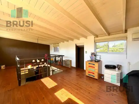 Casa en Venta con 3 cocheras