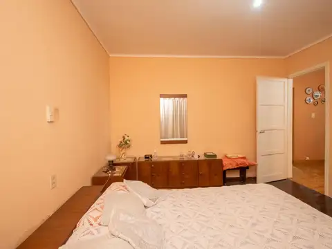 Casa 7 ambientes con 2 baños