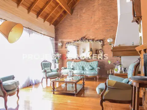 Casa en Venta con 4 cocheras