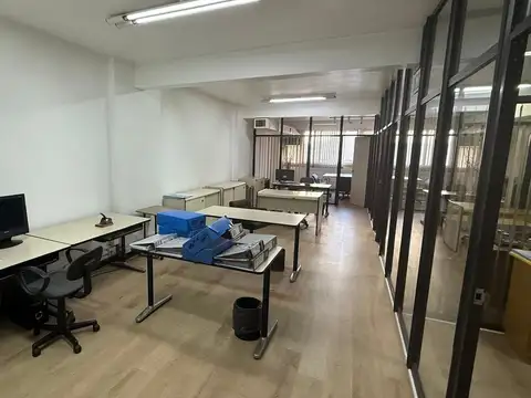 Oficina en alquiler al frente con 2 cocheras fijas