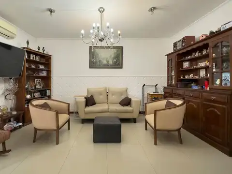 Casa 8 ambientes con 3 baños