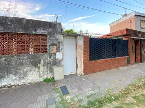 VENTA | PERMUTA - Casa de 2 dormitorios con patio y parrillero - Las Heras, Rosario.